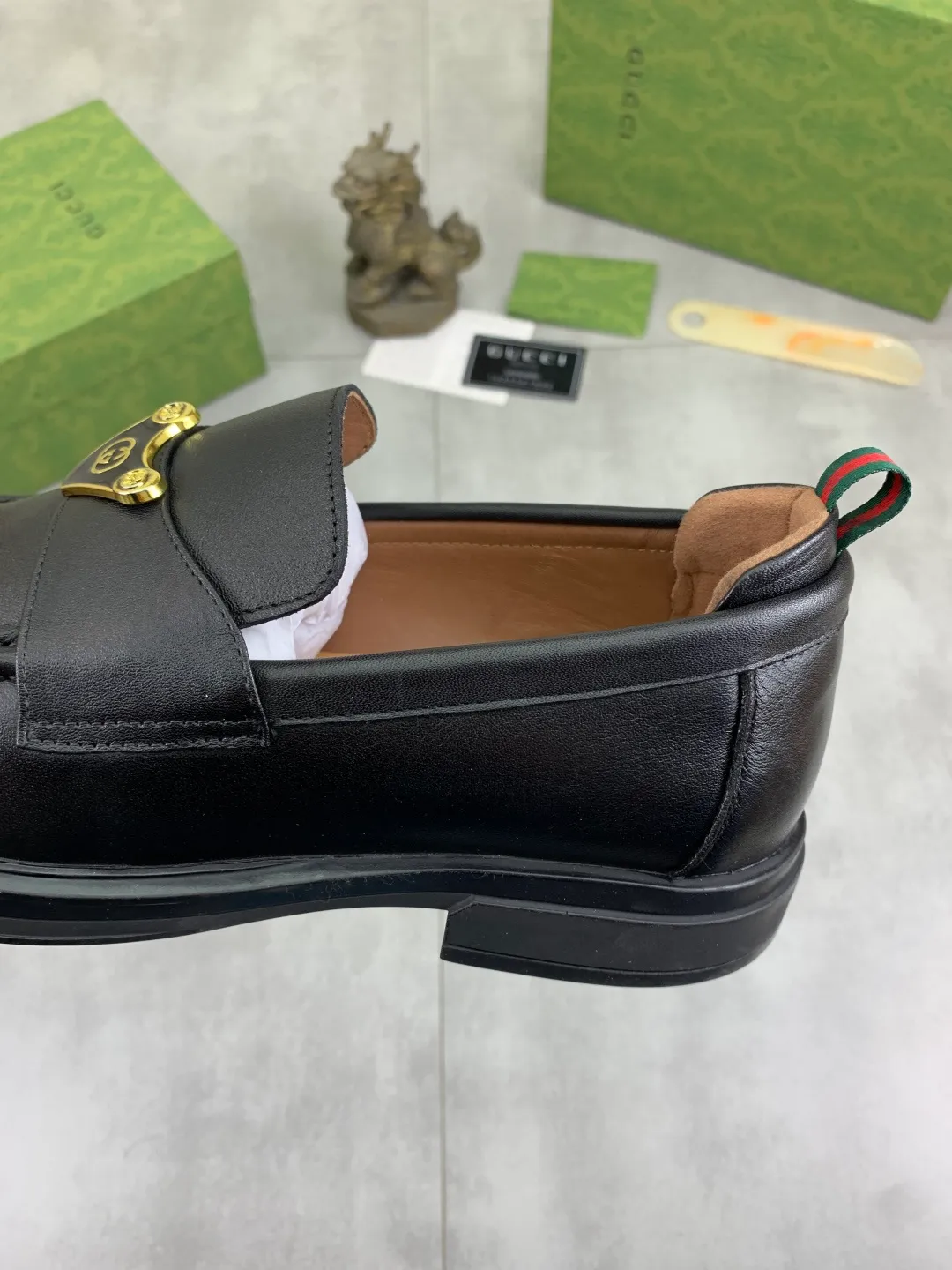 Men's shoes💰P500💰【New model, soft and comfortable Gucci classic business leather shoes hot selection (Gucci) official website latest Gucci 🎁 business leather shoes, hot style 💥 simple and elegant style, exclusive for trendy men. Unique official website latest brand original double G embossed element 👑Gucci Original decoration, fashionable and generous, made of original calfskin ✅ fully imported first-layer pigskin lining, official website designated wear-resistant, rubber business outsole, real-life photos of classic models at the counter 🎬38-44 (customized for 45) 3⃣️ colors available